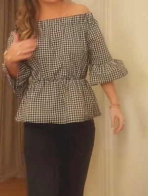 Rutig blus - Säljer denna rutiga blusen från Gina tricot då jag tycker att den inte satt så fint på mig. Helt oanvänd men tidigare köpt på plick. Ser dock inga defekter eller tecken på användning.