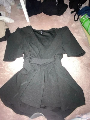 Svart topp v ringad  - aldrig andvönd mycket bra skick