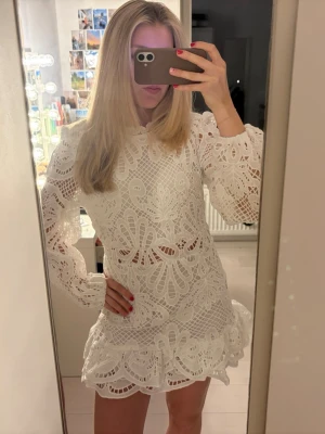 Vit spetsklänning med volang - Supersöt vit kort klänning i spets med långa ärmar och volangkant nedtill. Perfekt till studenten!! Aldrig använd, bara testad. Säljer då den tyvärr är för stor för mig🩷Tidigare köpt här på Plick och står tyvärr inte vart den är ifrån 