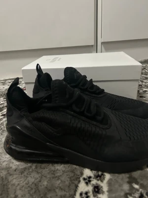 270s nike - Sprillans nya 270s, de ser lite rynkliga ut eftersom de aldrig används innan. De går tillbaka till sin naturliga form så fort de används