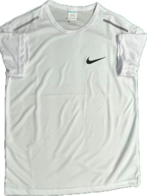 Nike träningsset - Säljer ett sportigt träningsset från Nike med en vit t-shirt i funktionsmaterial och svarta shorts med resårmidja och dragsko. Båda plaggen har den klassiska Nike-loggan tryckt framtill. Perfekt för gymmet eller löprundan.