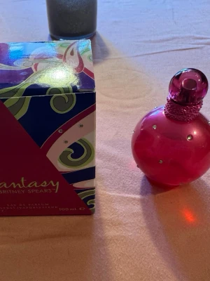 Fantasy Britney Spears parfym 100ml - 100ml Britney Spears Fantasy parfym (använd 3-4 gånger, så nästan full). Skickar med förpackning. 