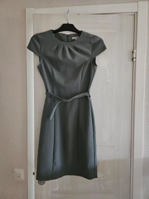 Klänning  - Nyskick anv ett par gånger. Strl 34