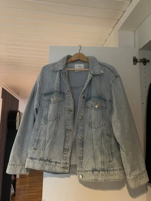 Jeansjacka mango - Superfin jeansjacka från mango i storlek M, nyris 599kr🌟