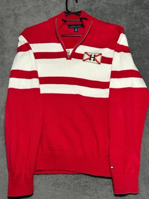 Tommy Hilfiger Half Zip Knit – Red White Striped – Size S - Stickad half-zip tröja från Tommy Hilfiger i röd/vit randig design.  Sticker verkligen ut och passar perfekt till en clean street/preppy look.  Detaljer • Tommy Hilfiger • Half zip • Röd/vit randig • Storlek S • Bra skick  📦 Snabb frakt 💬 Skriv vid frågor