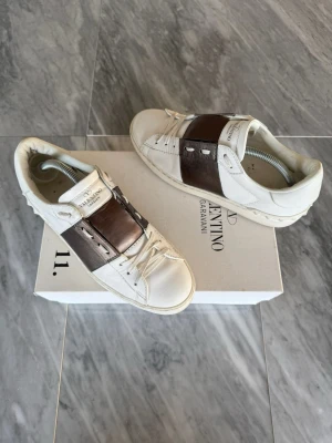 Valentino Open skor  - Valentino Open - Skick: Knappt använda - Tillbehör: Valentino kort - Nypris: 6000kr - TrendWardrobe