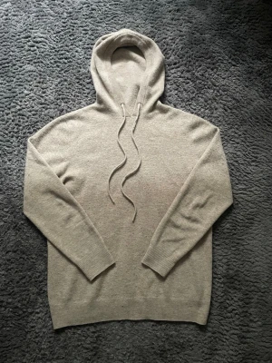 Kaschmir Huddi  - Snygga Kaschmir liknande Huddi i Storlek S. Färgen är Beige/ljusbrun! ⭐️ Det står inte storlek på tröjan men jag har storlek M och den sitter lite liten på mig, Kolla sista bilden! 😊