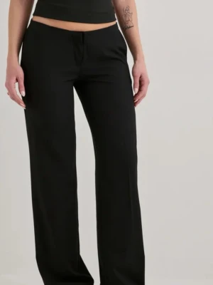 Svarta vida kostymbyxor - Stilrena svarta kostymbyxor med hög raka, vida ben.Perfekta för en clean och modern look.