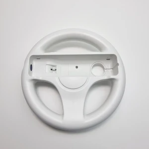 Nintendo Wii Wheel / Ratt - Wii ratt för användning med Wii-konsolen.   Ratten är utformad för att ge en mer engagerande körupplevelse i kompatibla spel. Den är vit och har en central öppning för att fästa en Wii Remote-kontroll.  (Wii Remote kontrollen är som visningsexpempel. Annonsen gäller endast för ratten)