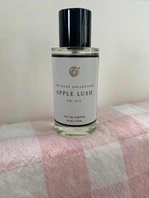 Apple Lush parfym 50 ml - Apple lush från Curiosa. Testad ett par gånger. Mängd enl bilder, så gott som full 