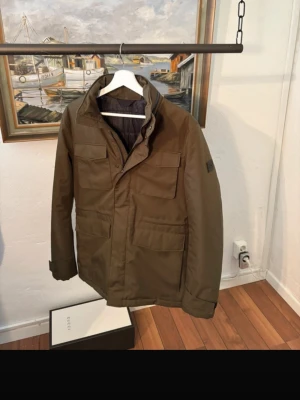 J.Lindeberg field jacket  - Tjena säljer nu denna riktigt feta j.lindeberg field jackan i olivgrön. Skicket är väldigt bra inga defekter skulle säga 9/10. Stoleken är S men passar också m, killen på bilden är 182 cm. Släng iväg ett dm för frågor! 🍾🙌