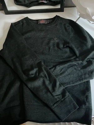 Morris tröja  - En fin Morris tröja den är i bra skick de enda är att de är ihop sytt efter ett gammalt hål på vänster armbåge men man lägger inte märke till det. Den är i storlek S men den har krympt ihop lite. Är du runt 155-165 kommer den passa perfekt. Kan skicka eller mötas upp i Lerum hör av er om ni undrar över något💯