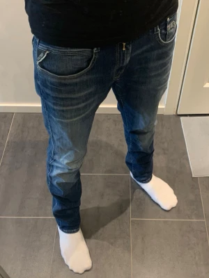 Replay Anbass Hyperflex Jeans - Tjena säljer dessa tvärfeta hyperflex replay jeansen i storlek 32/32, dock skulle jag säga att midjan också passar w31. Riktigt snygg och skön passform. Skriv gärna vid intresse!