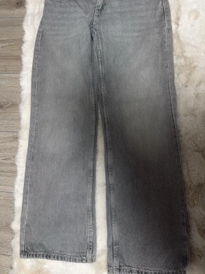 Baggy jeans från Gina young  - säljer dessa coola baggy jeans från Gina Young, har haft på mig dem några gånger, om ni vill ha privata bilder så kontakta. Jag säljer eftersom att jag växt ut ur dem! En gammal modell så säljs inte längre tyvärr..