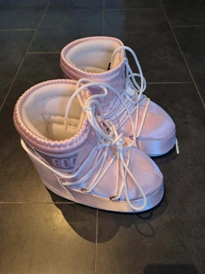 Ljusrosa Moon Boot snow boots - Säljer ett par HELT NYA ljusrosa Moon Boot snow boots. Alldig använda!