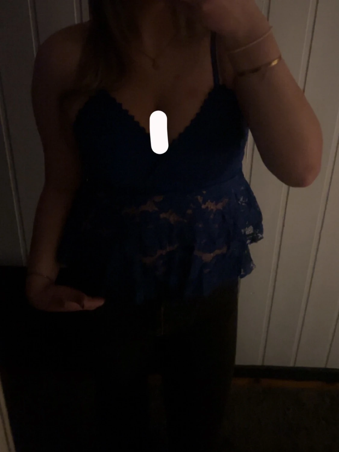 Blå spetsblus med smala axelband - 5