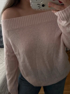 Ljusrosa off shoulder stickad tröja - Ljusrosa stickad tröja med off shoulder-design  Superfin och feminin modell som kan bäras nedhasad över axlarna för en avslappnad men chic look. Perfekt till jeans, kjol eller över en klänning. 🩷  • Färg: ljusrosa • Modell: off shoulder / båtringad • Mjuk och skön stickning • Lätt oversized passform  Endast testad, aldrig använd så i fint skick.  💗Trendig "soft girl / clean girl" stil 💗Perfekt till vardag eller mysiga outfits  #offshoulder #stickadtröja #rosa #pastell #softgirl #cleangirl 