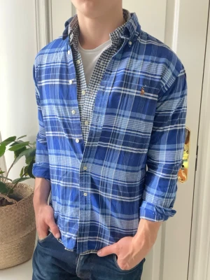 Ralph lauren rutig skjorta  - Ralph lauren rutig skjorta - personlig favorit. Inga defekter! Modellen i bilderna är 180 cm 75 kg och bär Storlek M slim fit , Kom med frågor! 🌟 (Kan gå ned i pris vid köp av paket 😉) 