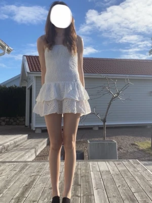 Vit sommarklänning - Vit sommarklänning med broderad volang, perfekt till skolavslutningen eller en sommardag.