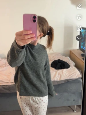 Mörkgrå stickad tröja - Mysig mörkgrå stickad tröja från hm