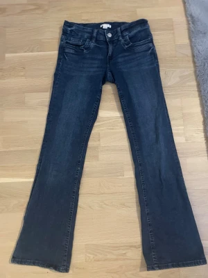 Mörkblå bootcut jeans från Gina Tricot - Säljer mina jeans från Gina tricot eftersom dom är tyvärr lite för stora för mig, har använt dom få gånger men inget mer. Dom är rätt så stretchiga av sig men ser endå jeansiga ut. Är 171cm lång, skriv för mer info!