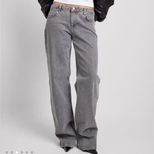 Grå wide jeans från NA-KD - Snygga gråa trendiga jeans från NAKD, sparsamt använda, bra skick. Perfekt till en ute kväll med ett par pumps eller bara för en chill vardags outfit. 