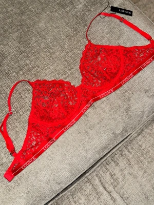 Lounge underwear  - Röd lounge underwear BH Bralette helt ny. Nypris 550kr. 70D men mer som 70/75C 