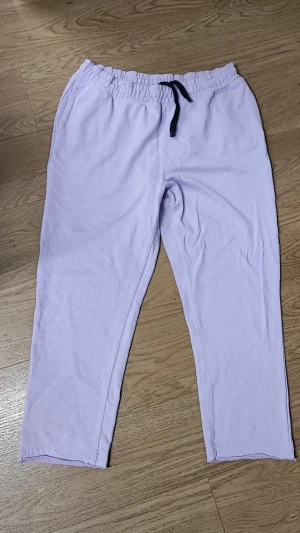 Ljuslila mjukisbyxor - Säljer ett par ljuslila mjukisbyxor. Jag har klippt de så de är mer straight leg.