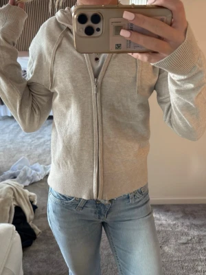 Beige ziphoodie  - Beige stickad ziphoodie! aldrig använt 