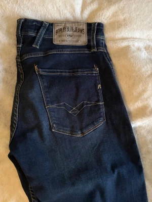 Mörkblå Replay jeans - Snygga mörkblå jeans från Replay med skön passform och snygg Replay logga på bakfickan. Hör gärna av er vid frågor!
