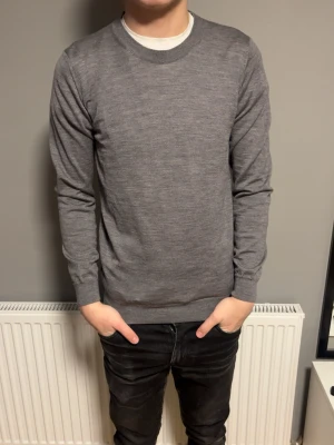 Oscar Jacobson merinoull tröja  - Säljer en grå Oscar Jacobson merinoulltröja. Skick 9/10 använd utan defekter. Modellen är 181! Skriv vid frågor!
