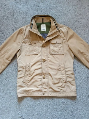 J.Lindeberg Bailey field jacket  - Säljer denna riktigt feta J.Lindeberg Bailey field jacketen som passar riktigt bra nu till våren⭐️. Skick:9.5/10🙌. Storlek L men passar även M🌟,Nypris=4000 kr!🤝.Hör gärna av er vid frågor eller funderingar👍