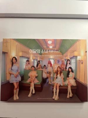 Loona flip that album - Säljer loona flip that album i toppen skick! Du får välja till 3 ar photocards (korten där nere som ej är selfies) och 3 stycken vanliga (de där uppe som är selfies) Sedan kan du alltid köpa till fler photocards. 