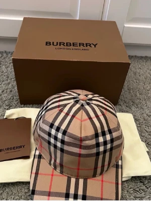 Burbbery keps  - Burbbery keps helt ny , boxen, tags, dustbag allt följer med endast 1100 kroner 