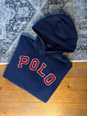 Mörkblå Polo Ralph Lauren Hoodie - Hej!👋  Säljer en mörkblå/marinblå hoodie från Ralph Lauren. Hoodien är i mycket fint skick, och är endast lite nopprig på POLO texten vid bröstet. Hoodien är 100% äkta och är I storlek M. Om ni har några frågor så är det bara att höra av er!💯😀