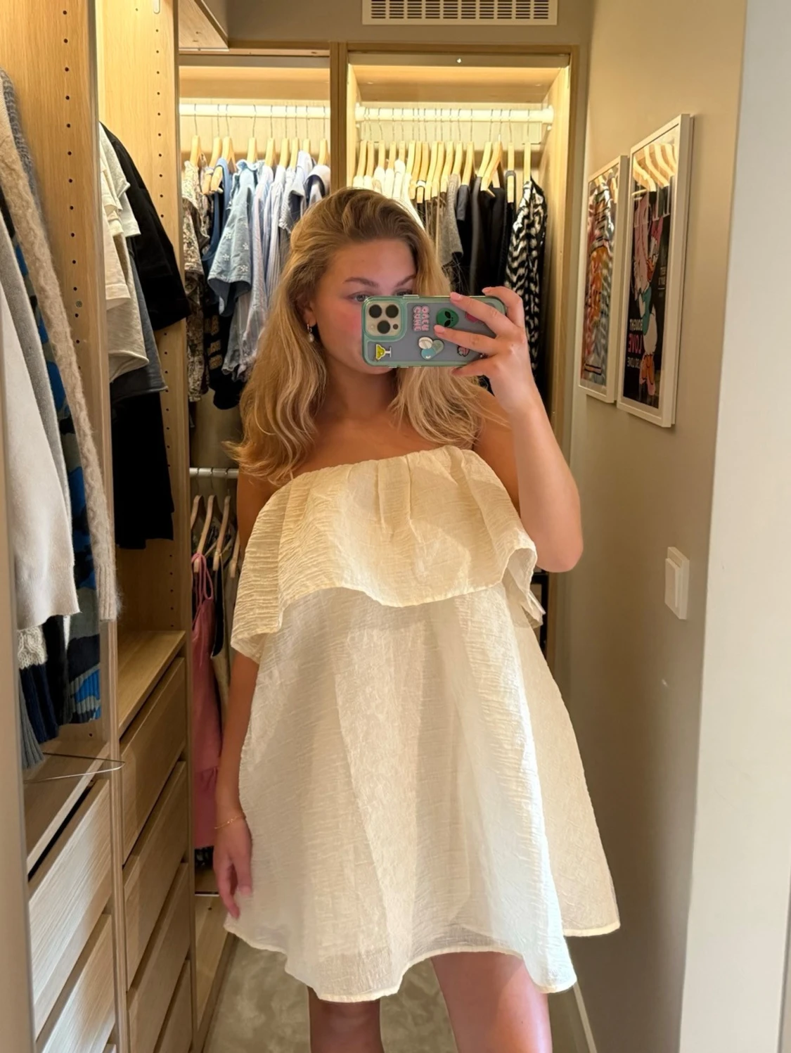 Vit axelbandslös volangklänning