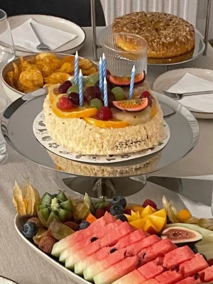 Rund kak- och tårtfat i rostfritt stål - Säljer ett stilrent, runt kak- och tårtfat i blankt rostfritt stål. Fatet har en spegelblank yta och står på en stadig fot, perfekt för att servera tårtor, kakor eller andra bakverk. Modern design som passar in i de flesta kök och på alla typer av kalas. Använd vid endast 1 tillfälle. Slutsåld på hemsidan. Tejp på undersida, se bild 