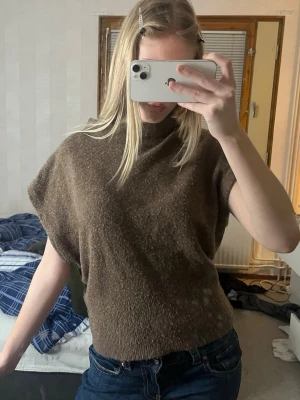 Brun stickad topp från Nelly - Säljer en brun stickad topp från Nelly i storlek M 💓 säljer då den har blivit för stor!