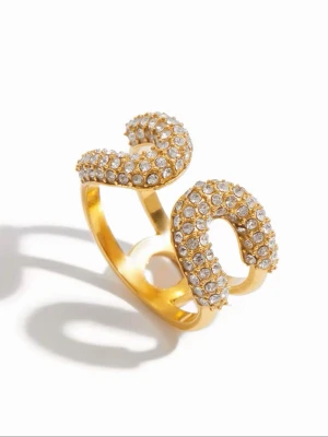 Justerbar ring  - Elegant ring i rostfritt stål, pläterad med 18K guld och dekorerad med gnistrande zirkonstenar. Den justerbara designen ger en bekväm passform.  Ringen är vattentålig, allergivänlig och passar perfekt för både vardag och fest. ✨