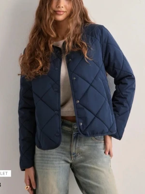 vårjacka nelly - säljer denna fina jacka från nelly då jag inte får användning av den längre. Toppen skick, strl L men sitter perfekt på mig som vanligt vis har S/M. hör av er vid frågor🩷🩷