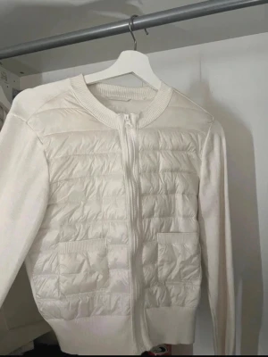Vit vårjacka från Gina - Supersnygg modell, fin och tunn vår/sommarjacka i storlek 158/164. Från Ginas young avdelning. Passar en Xs och S i vanlig storlek men beror helt på personen. 
