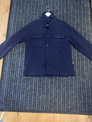 Overshirt från Selected homme  - Snygg mörkblå overshirt från selected homme, bra skick och har bra passform