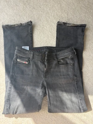 Lågmidjade Diesel jeans - Lite slitna nertill annars fint skick!