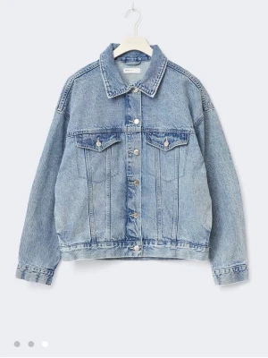 Oversized blå jeansjacka - Klassisk oversized jeansjacka i ljusblå denim med silverfärgade knappar. Från Gina tricot, helt ny säljer då jag inte får användning av den!!❤️❤️❤️❤️
