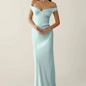 Ljusblå offshoulder långklänning/balklänning  - Elegant ljusblå långklänning/balklänning med offshoulder-design 💙💙 Super fin och helt ny med etikett, storlek 36 ⭐️ Skriv om du vill ha fler bilder/ har frågor 🥹😊