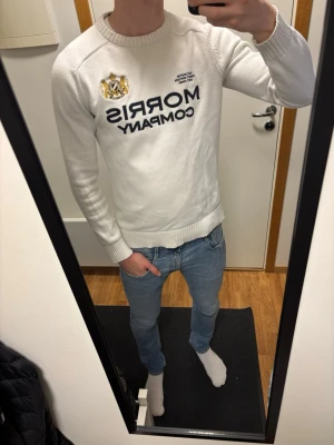 Vit Morris tröja - Vit fin Morris tröja Extremt bra skick Bredd 50cm, längd 66cm  Skriv vid funderingar Pris kan diskuteras! Kolla in profilen för fler liknande plagg!