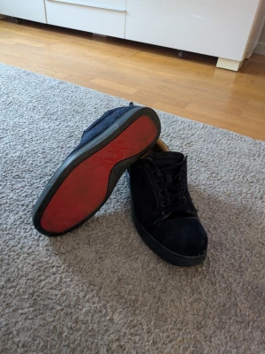 Marinblå loubitin  - Tjena! Säljer ett par feta loubitins🔥 De har sina skavanker här och där, som tex två hål på sidan som inte visas på bild, skriv för bilder,frågor. Priset är inte hugget i sten☺️