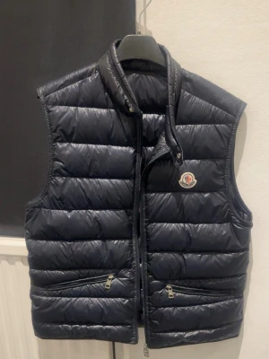 Moncler gui - Moncler gui väst i riktigt bra skick! Storlek 1/S