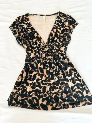 Leopardmönstrad topp - Leopardmönstrad topp med v-ringning och omlottdetalj. 