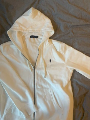 Vit hoodie från Polo Ralph Lauren - Vit hoodie från Polo Ralph Lauren.             Säljs pga att den inte passade mig